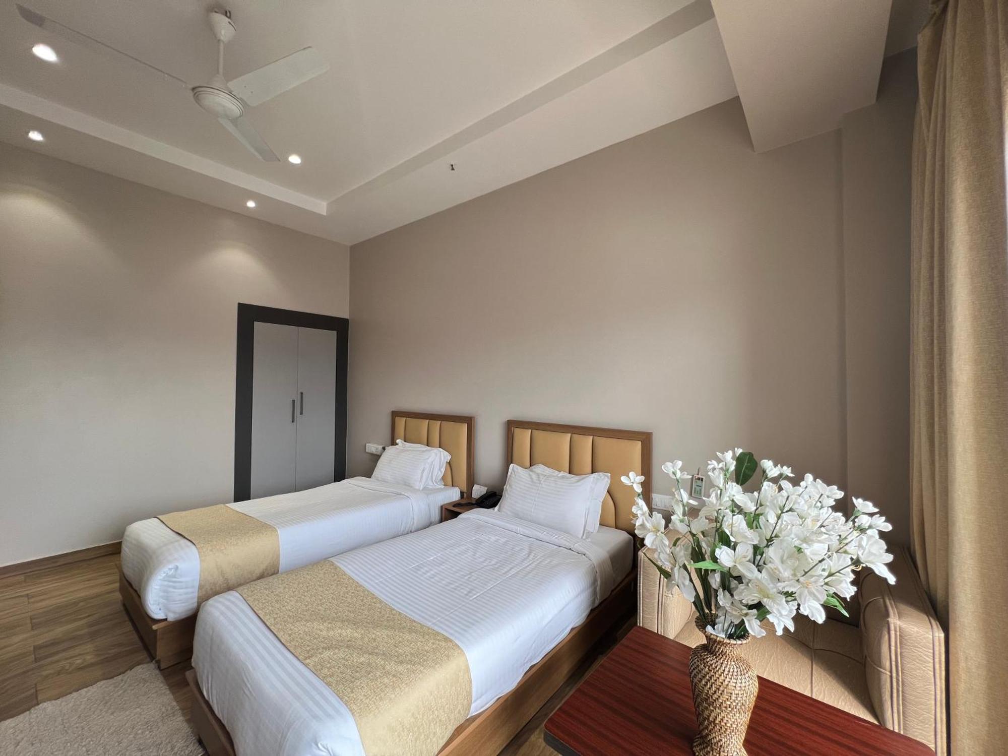 Finn'S Weaver Resort, Kaziranga Exterior photo